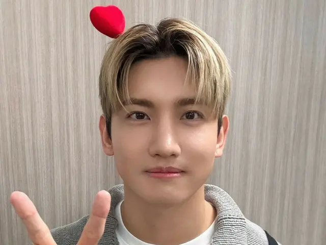 Changmin của "TVXQ", biểu tượng hòa bình dễ thương với hình trái tim trên đầu.