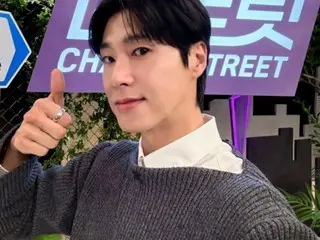 Yunho (U-KNOW) của TVXQ giơ ngón tay cái chào khán giả sau khi chương trình "Change Street" được phát sóng.